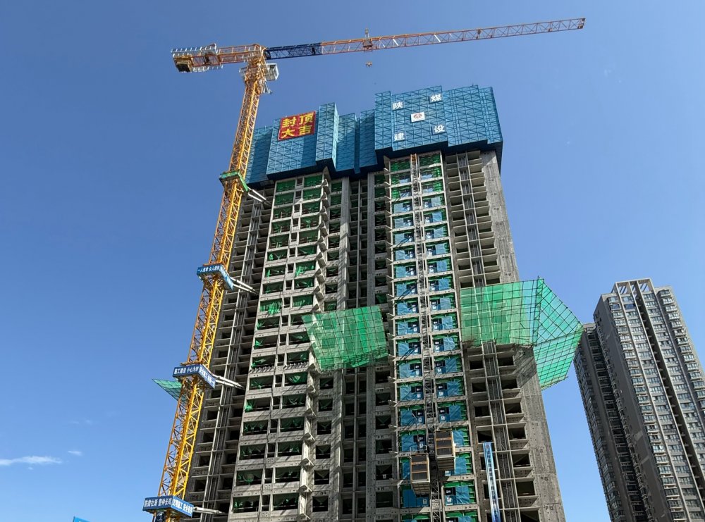 安居夢(mèng)再進(jìn)一步！構(gòu)件廠(chǎng)集中安置地項(xiàng)目主體結(jié)構(gòu)圓滿(mǎn)封頂